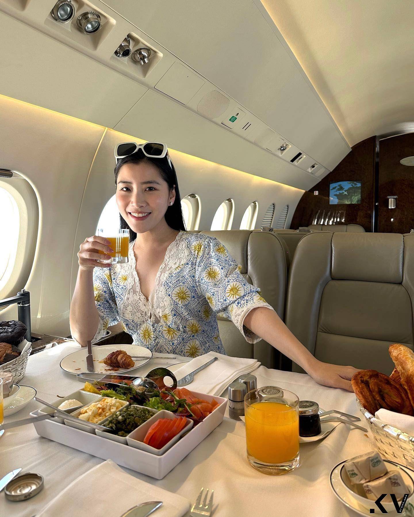 “马来西亚最美千金”私人飞机上晒奢华行头　与“贝嫂”撞名表　 名人名流 图5张